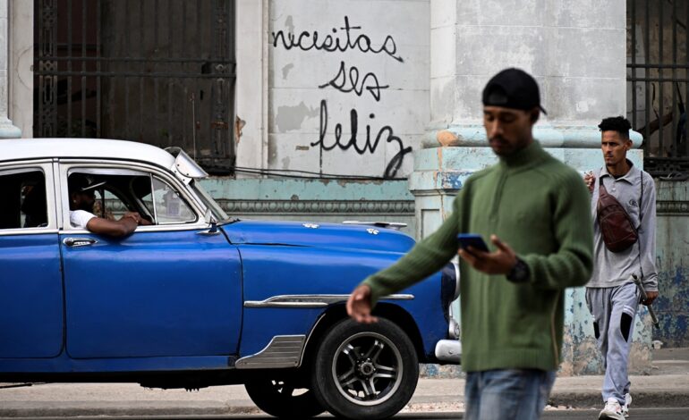 «Necesitas ser feliz»: el grafiti que resuena en los muros de La Habana