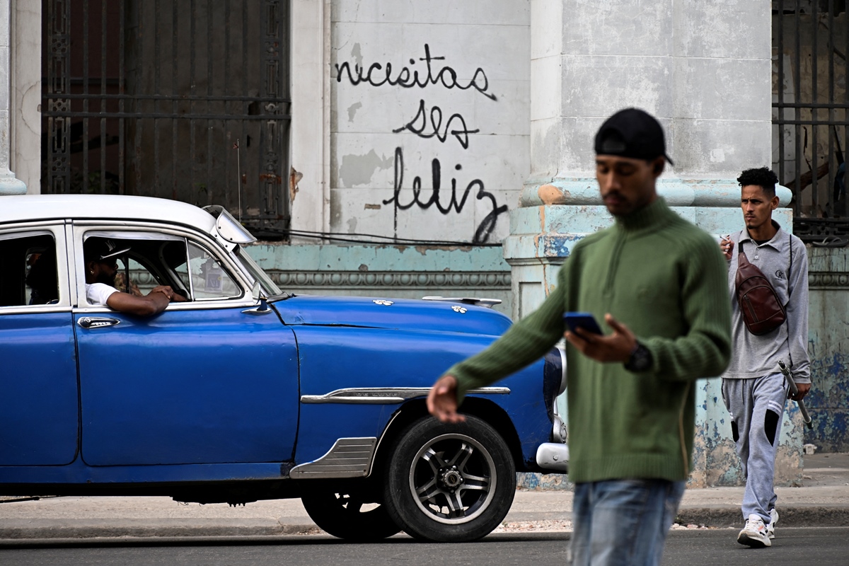 «Necesitas ser feliz»: el grafiti que resuena en los muros de La Habana