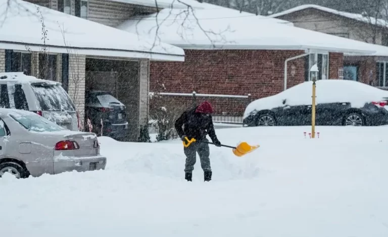 Ola de frío invernal obliga a cerrar escuelas y oficinas gubernamentales en varios estados de EEUU