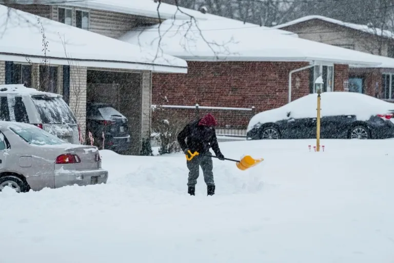 Ola de frío invernal obliga a cerrar escuelas y oficinas gubernamentales en varios estados de EEUU