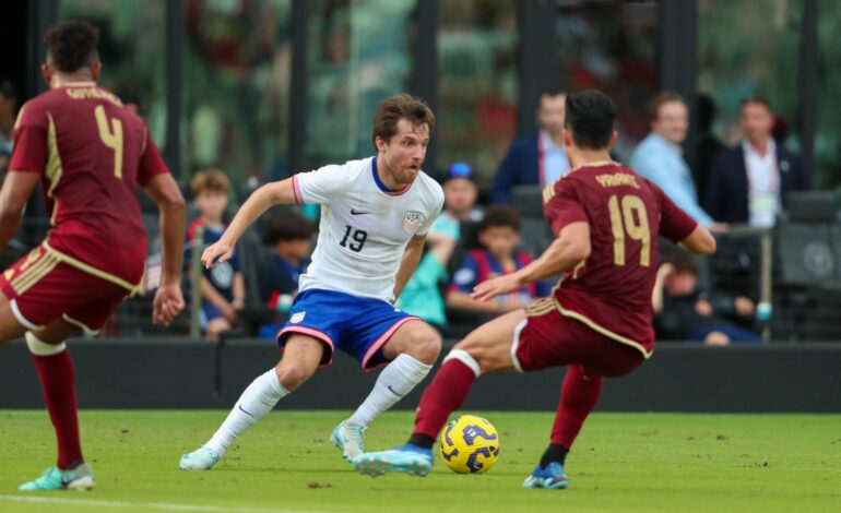 EE UU vence 3-1 a Venezuela en duelo de técnicos argentinos