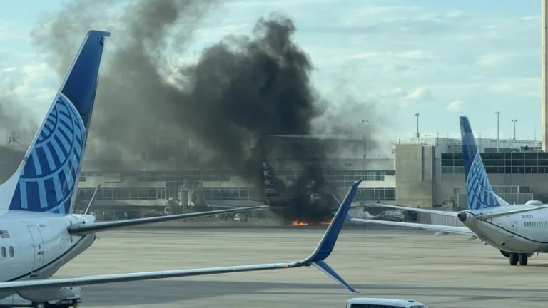 Avión de American Airlines se incendia en Denver
