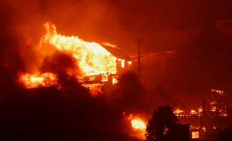 Devastadores incendios en Chile arrasan con viviendas; suspenden clases