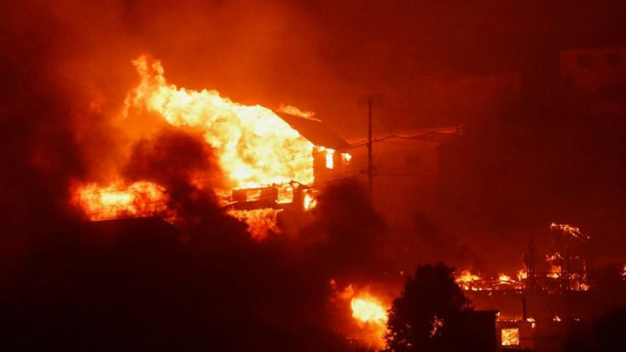 Devastadores incendios en Chile arrasan con viviendas; suspenden clases