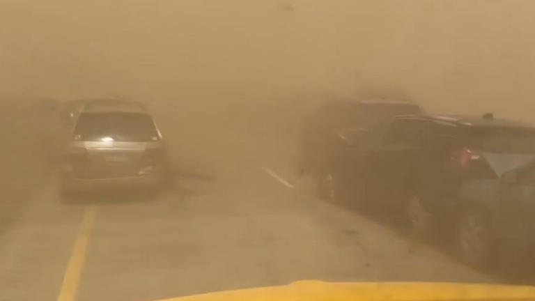 ¡Vientos extremos de Texas voltean camiones como juguetes en la Interestatal 40 en Amarillo! ⁣