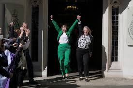 Histórica sentencia: El Supremo británico define legalmente quién es una ‘mujer’