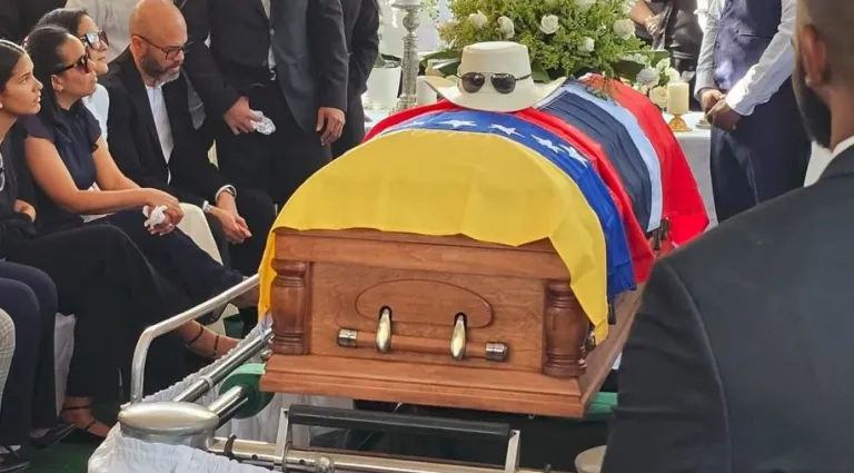 Cubierto por las banderas de Venezuela y Dominicana, así retiraron cuerpo de Rubby Pérez del Teatro Nacional