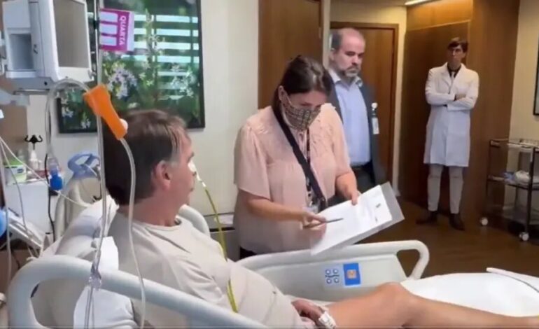 Jair Bolsonaro recibe notificación judicial en el hospital