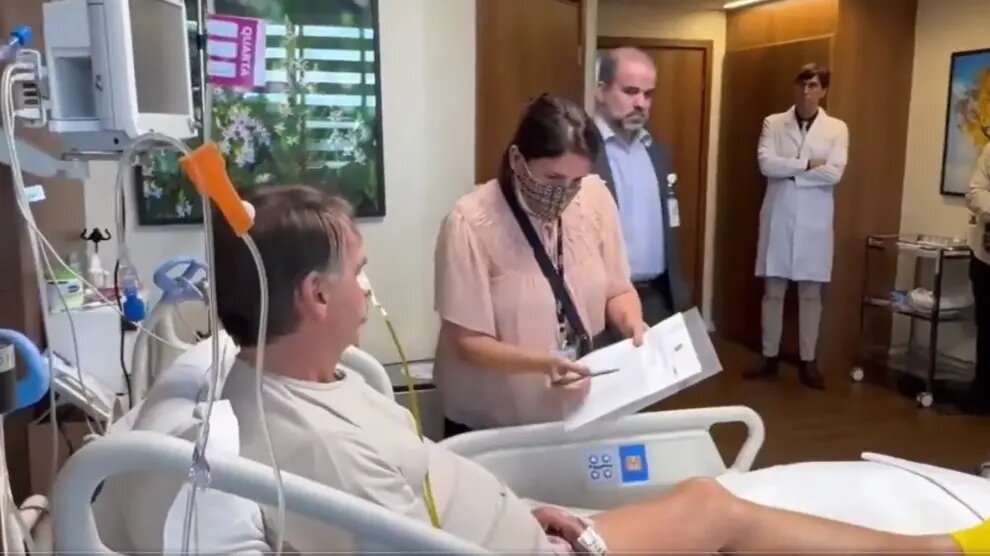 Jair Bolsonaro recibe notificación judicial en el hospital