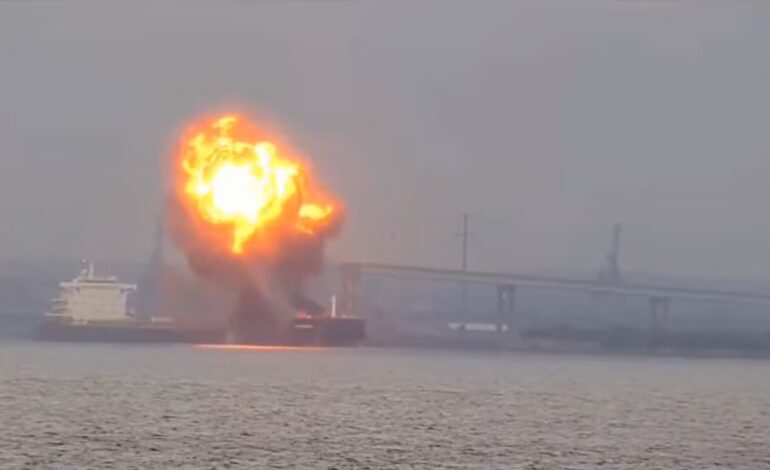 Alarma en Baltimore: Estalla carguero junto al rio pataspco