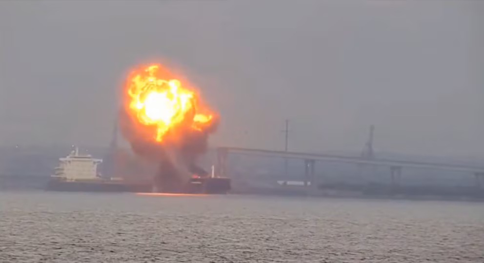 Alarma en Baltimore: Estalla carguero junto al rio pataspco