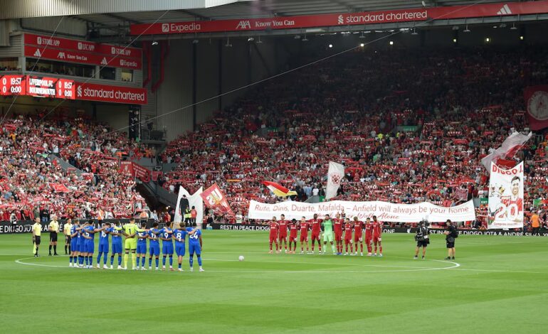 Anfield rinde homenaje a Diogo Jota
