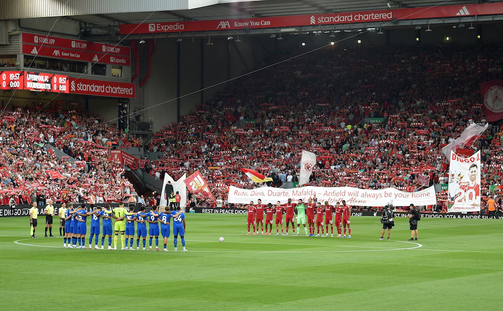 Anfield rinde homenaje a Diogo Jota