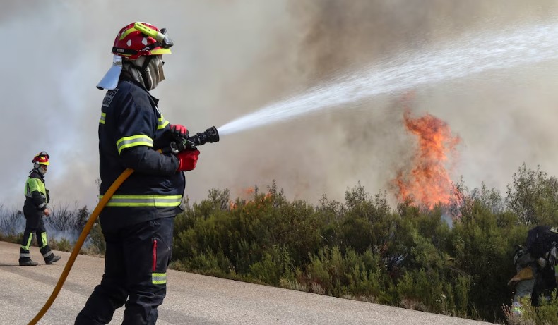 Incendios arrasan España: tres fallecidos y miles huyen