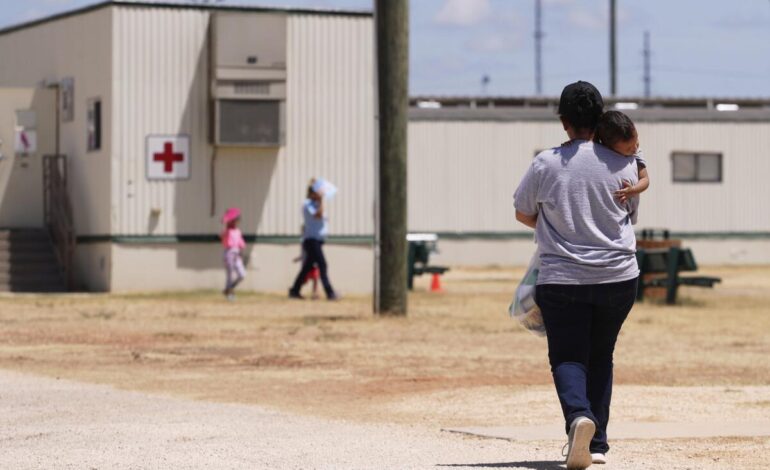 Juez frena intento de Trump de acabar con protección a niños migrantes