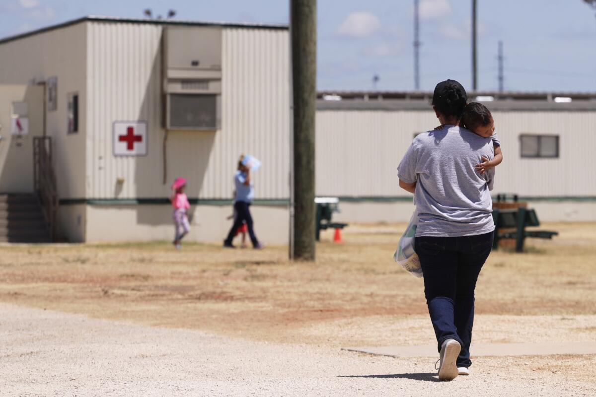Juez frena intento de Trump de acabar con protección a niños migrantes