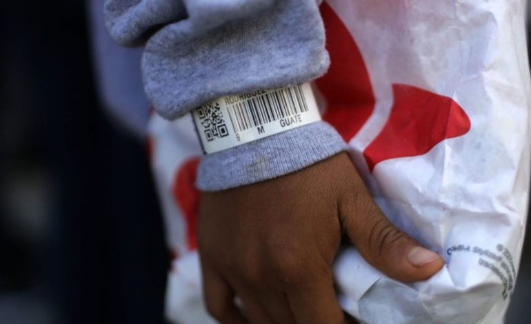 Juez bloquea deportación de menores migrantes