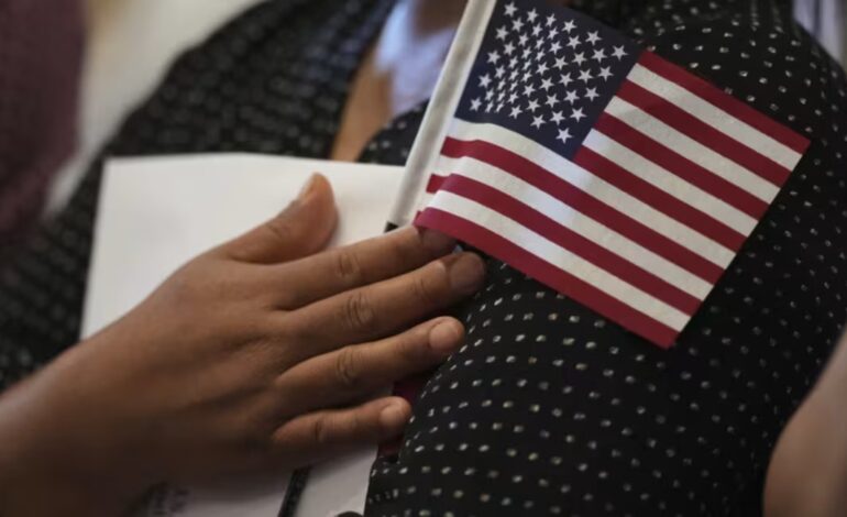 EE.UU. evaluará posturas “antiestadounidenses” en migrantes