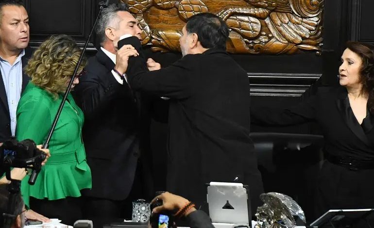 Congreso bajo los puños