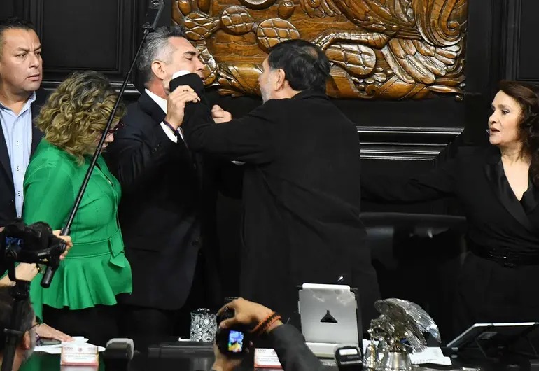 Congreso bajo los puños