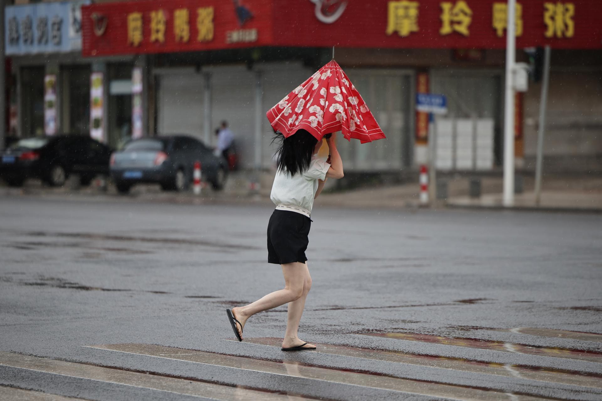 China paralizada por la furia de Ragasa