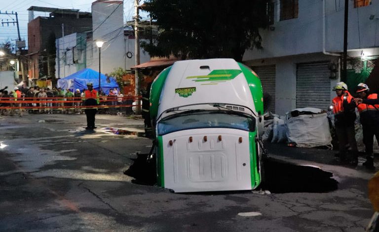 Camión de refresco tragado por un socavón en México