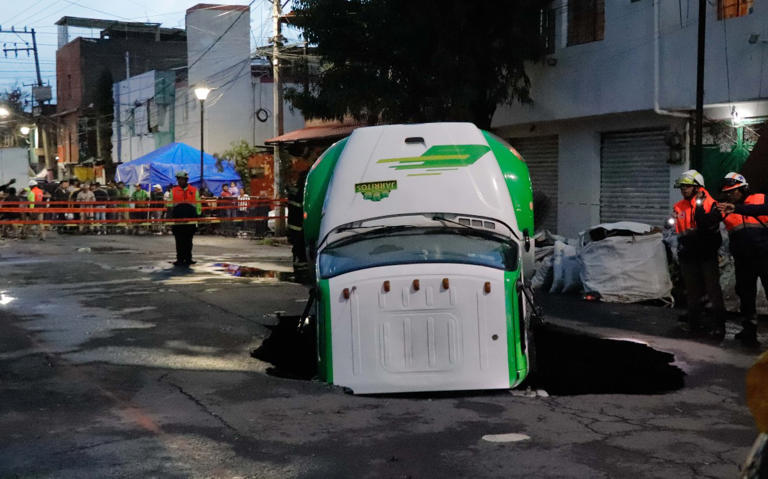 Camión de refresco tragado por un socavón en México