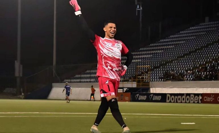 Portero sorprende al modelar en la cancha