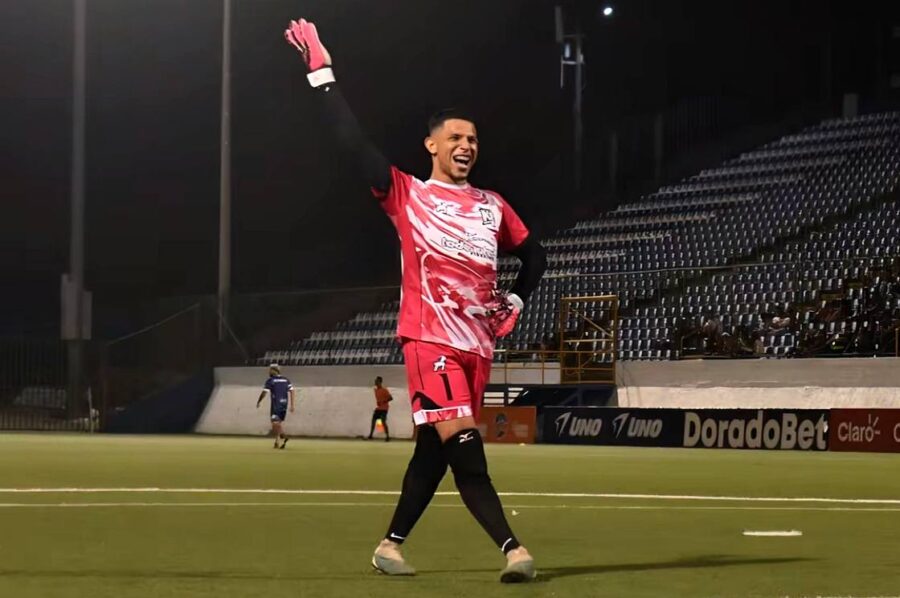 Portero sorprende al modelar en la cancha
