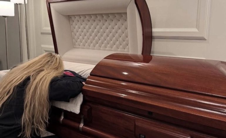 Devastador adiós: Erika Kirk llora sobre el ataúd de Charlie