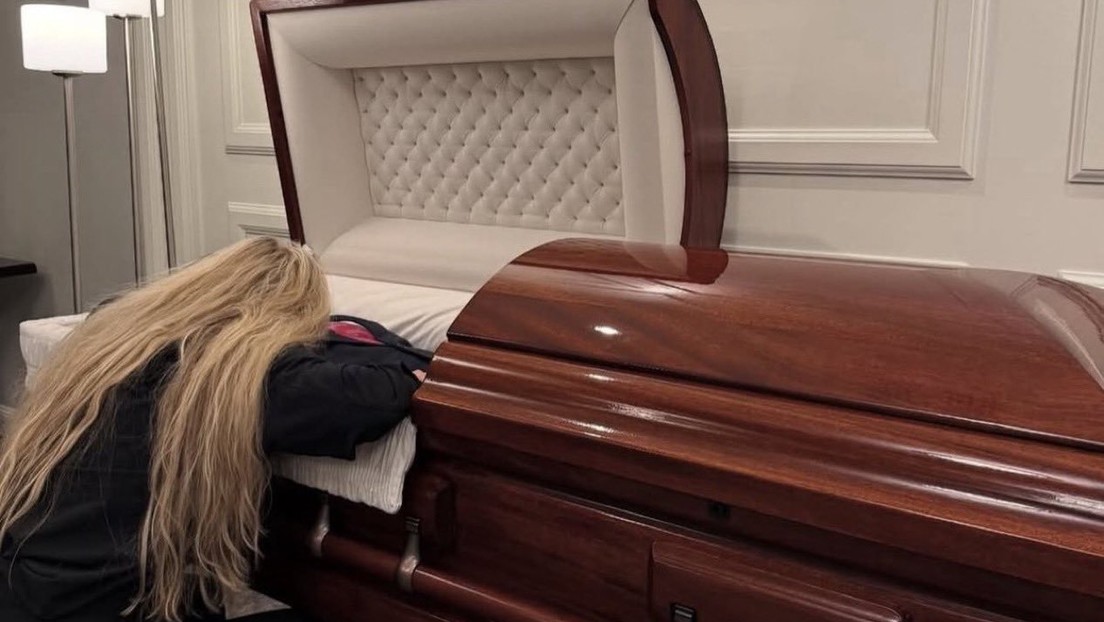 Devastador adiós: Erika Kirk llora sobre el ataúd de Charlie