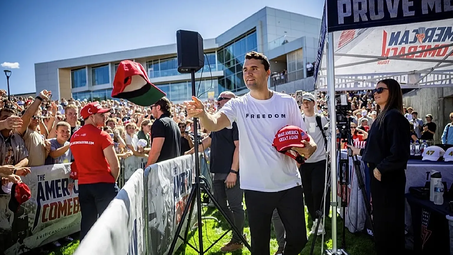 Activista conservador Charlie Kirk muerte tras recibir un disparo.