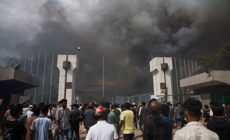 Nepal arde tras renuncia del primer ministro