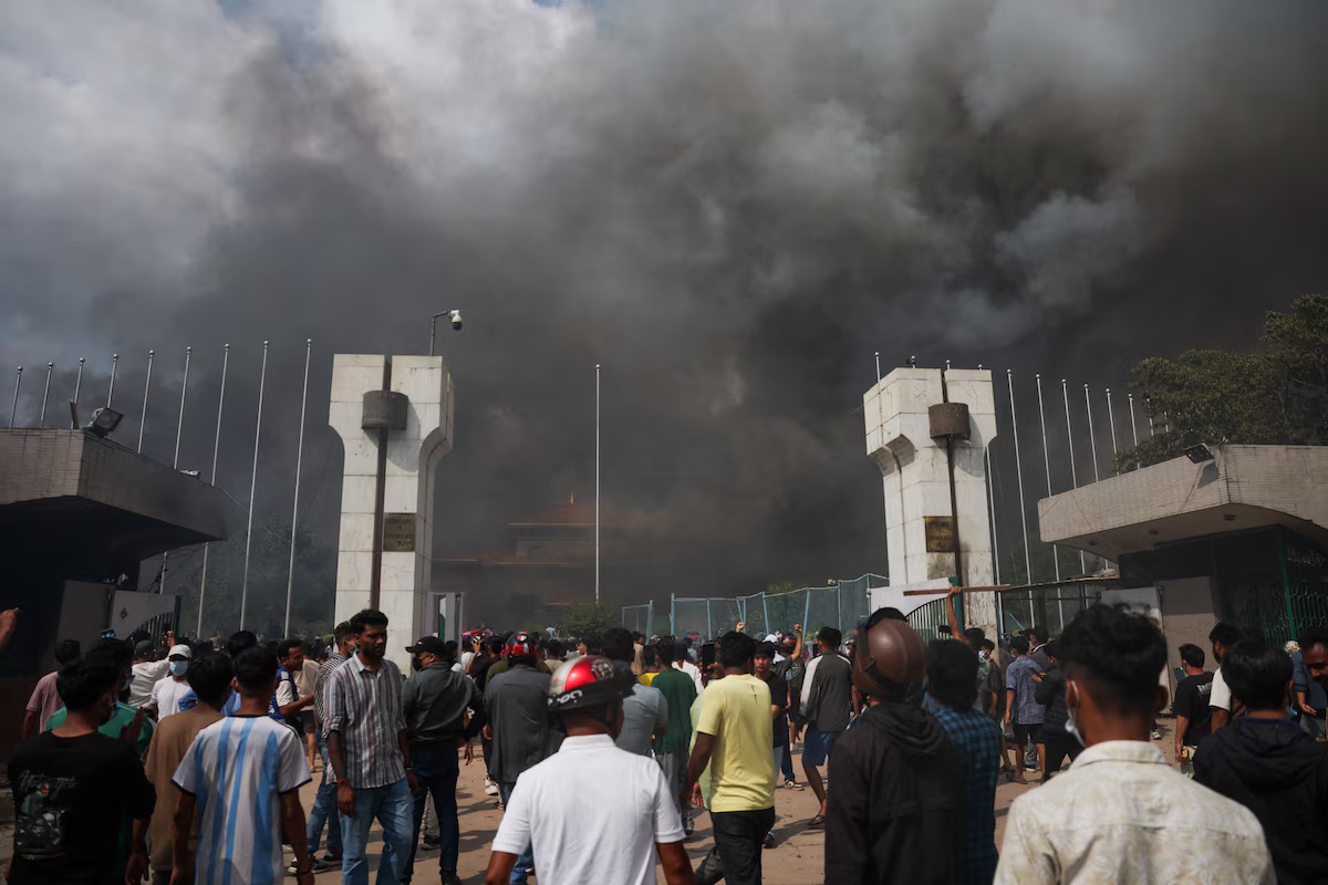 Nepal arde tras renuncia del primer ministro