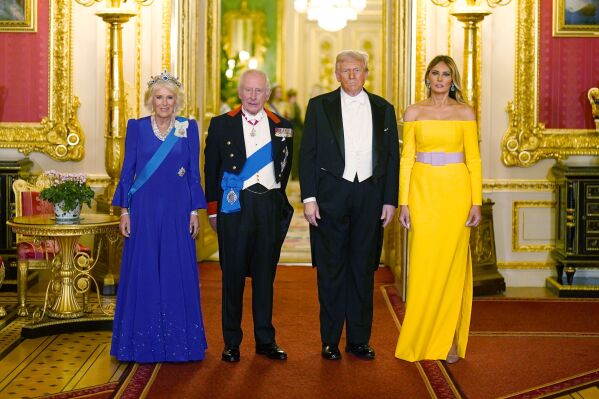 Trump inicia su visita con honores reales