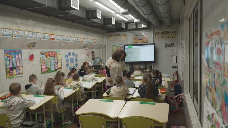 Niños ucranianos regresan a clases bajo tierra