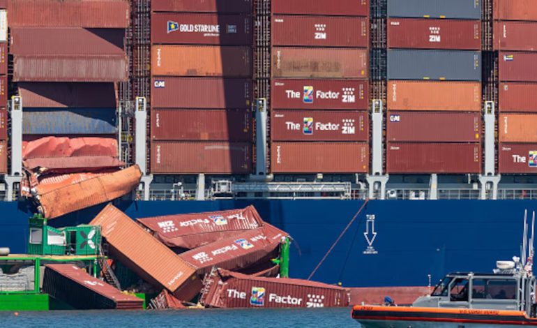 Decenas de contenedores caen de un buque de carga en Los Ángeles⁣