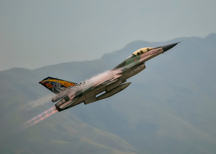 Tensión en el Caribe: F-16 venezolanos cerca de buque estadounidense