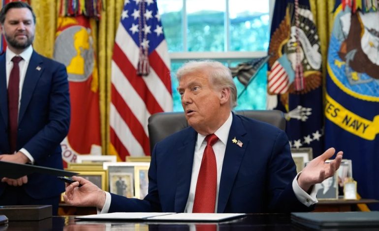 Trump anuncia aranceles de 100% a medicamentos importados.