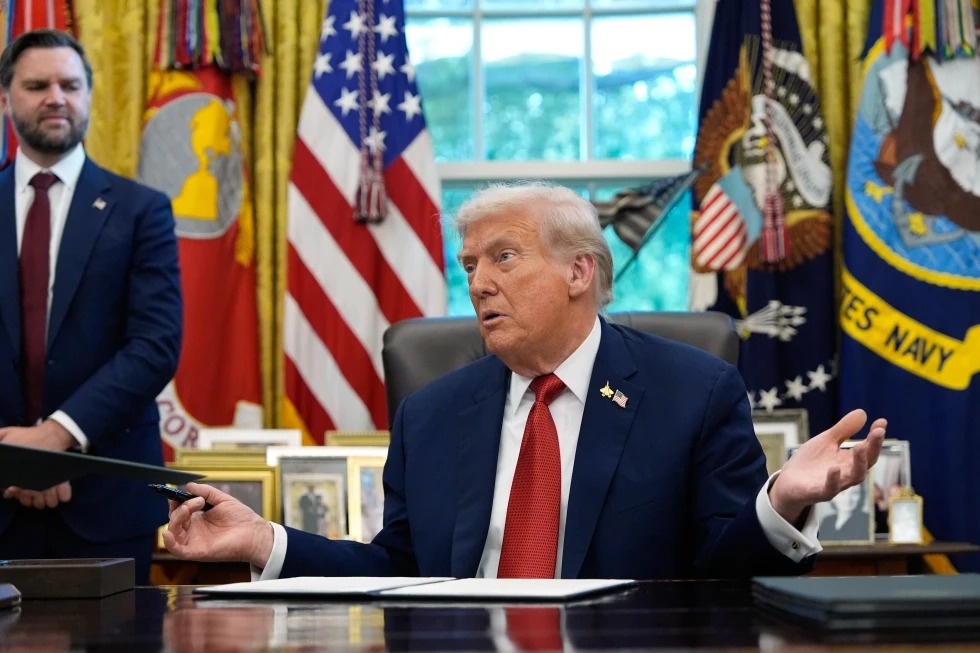 Trump anuncia aranceles de 100% a medicamentos importados.