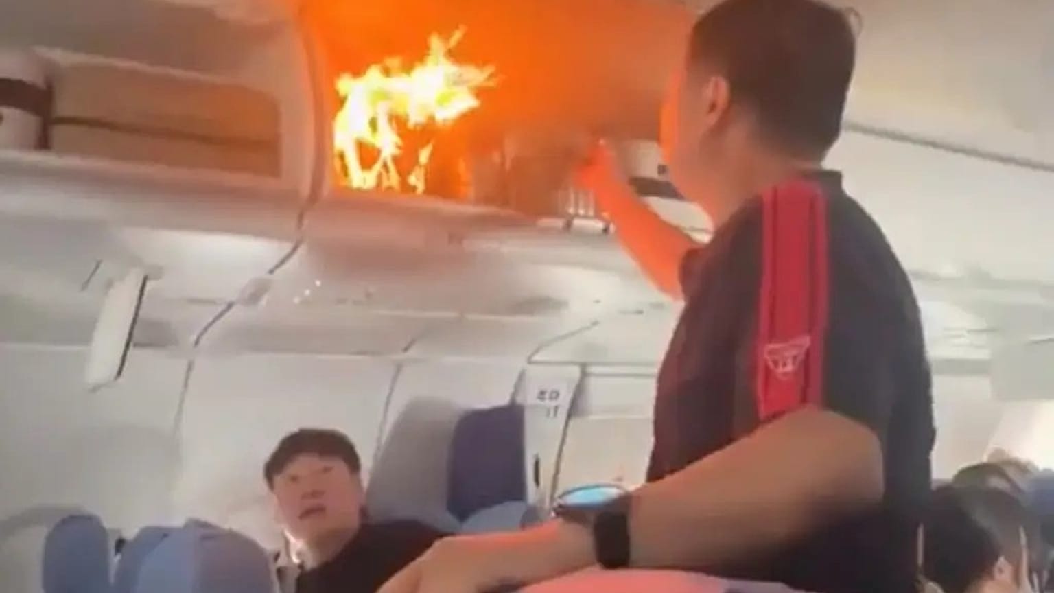 Aterrizaje de emergencia por batería incendiada