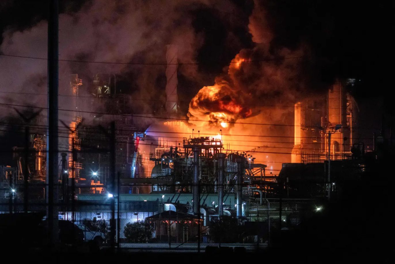Incendio descontrolado en planta de Chevron