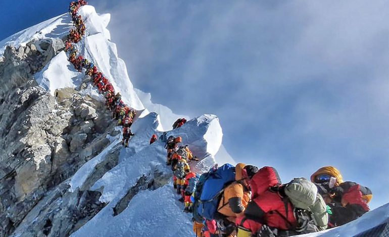 Evacuación masiva en el Everest tras fuerte nevada.