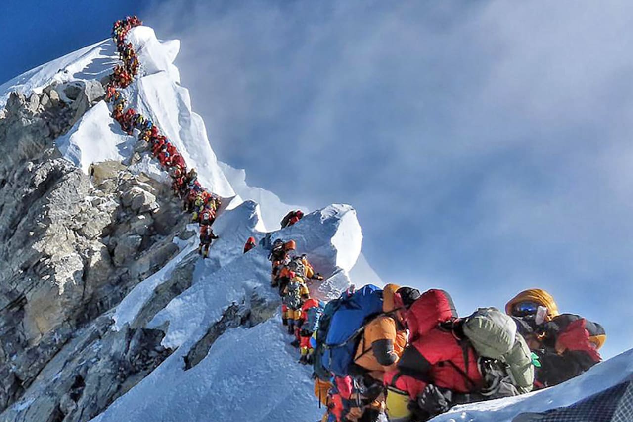 Evacuación masiva en el Everest tras fuerte nevada.