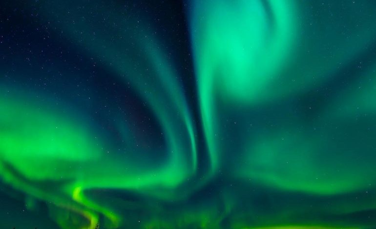 Aurora Boreal atraviesa las nubes de Manitoba.