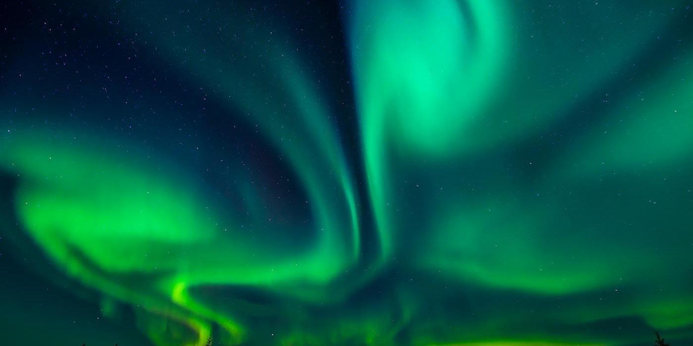 Aurora Boreal atraviesa las nubes de Manitoba.