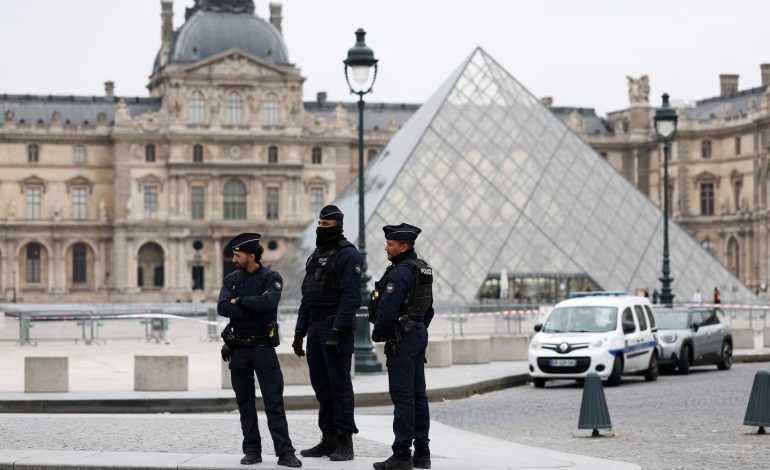 Robo en el Louvre paraliza el museo