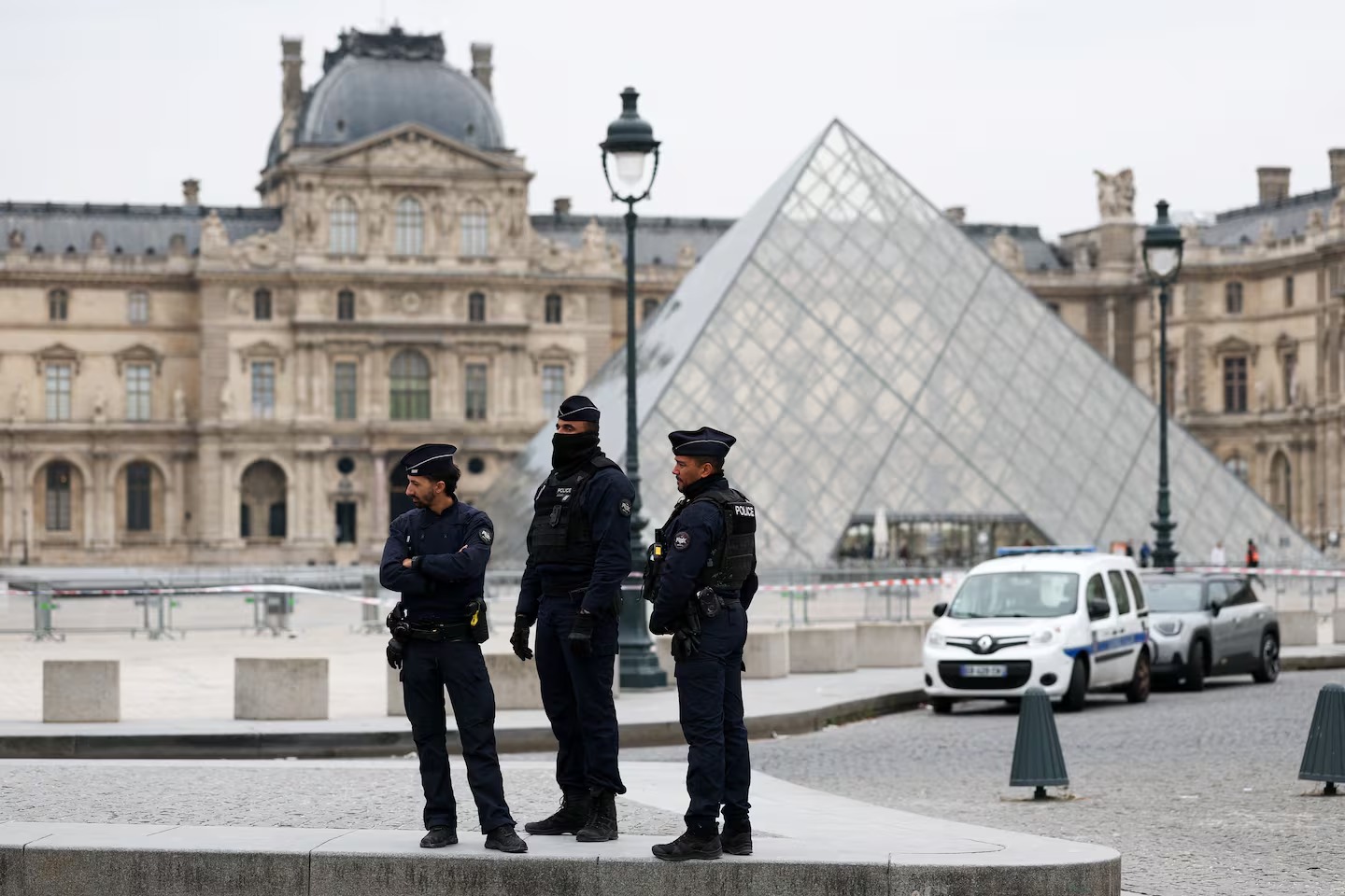 Robo en el Louvre paraliza el museo