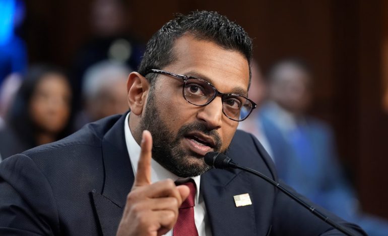 «Bloqueamos cada dolar de Maduro» afirma director del FBI
