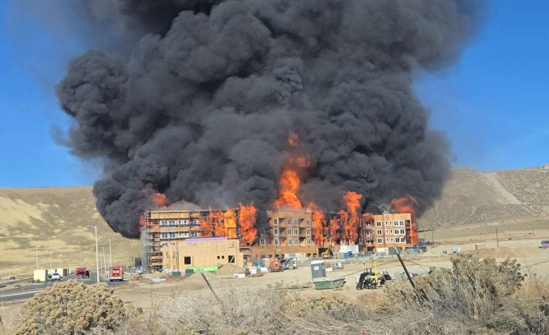 Incendio devora complejo en Lehi